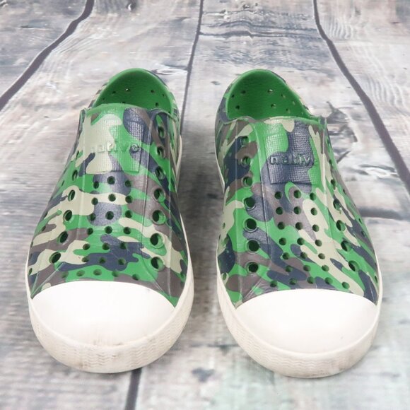 NATIVE JEFFERSON GREEN CAMO & WHITE WATER SHOES KIDS SIZE 9 - Picture 1 of 6